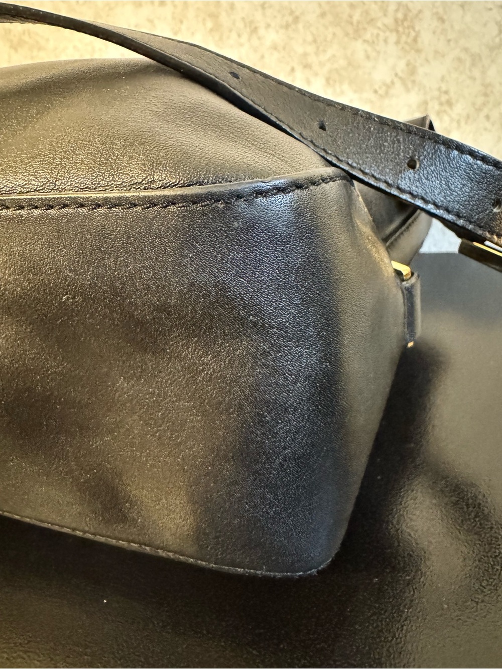 Etienne Aigner Vintage Black Leather Crossbody Bag with Gold Accent - Picture 5 of 8